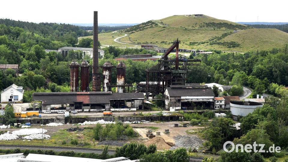Dieses Archivbild von 2020 zeigt vorne die imposante Maxhütte und dahinter den Schlackenberg. Auch, wenn vom Stahlwerk nicht mehr viel übrig ist, handelt es sich um das Wahrzeichen des Stadtteils Rosenberg und gehört als Industriedenkmal zum Erbe der bayerischen Wirtschaftsgeschichte. Archivbild: Petra Hartl