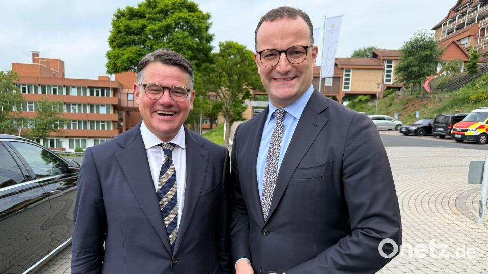 Hessens Ministerpräsident Rhein (CDU, l.) und Unionfraktionschef Spahn stellen sich auf dem Landesparteitag der hessischen CDU hinter Kanzler Merz. Bild: Michael Bauer/dpa