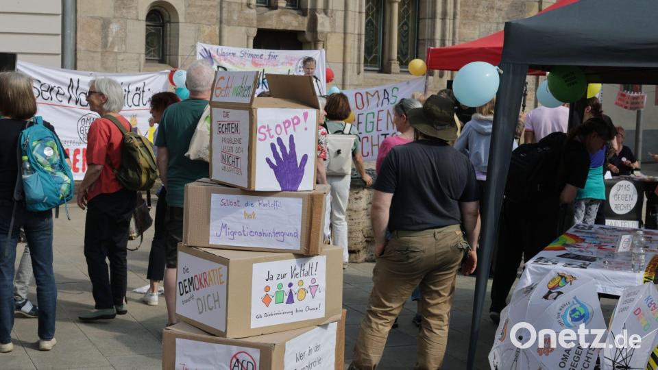 Im thüringischen Saalfeld hatten die Omas gegen Rechts zu einer Demonstration gegen die Wahl eines AfD-Landrates aufgerufen. Bild: Bodo Schackow/dpa