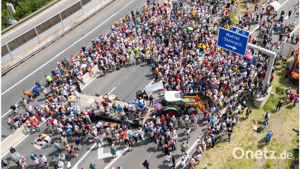 Anwohner demonstrierten auf der Autobahn gegen den überbordenden Verkehr. Bild: Peter Kneffel/dpa
