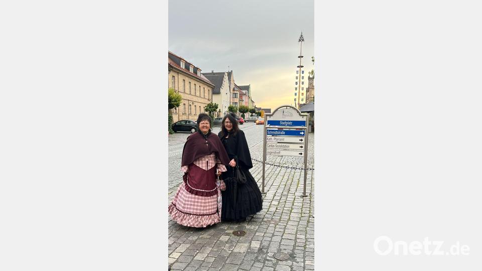 Leserbild: Pauline Bäumler und Liane Preininger bei der historischen Stadtführung in Kemnath Bild: Martina Memmel