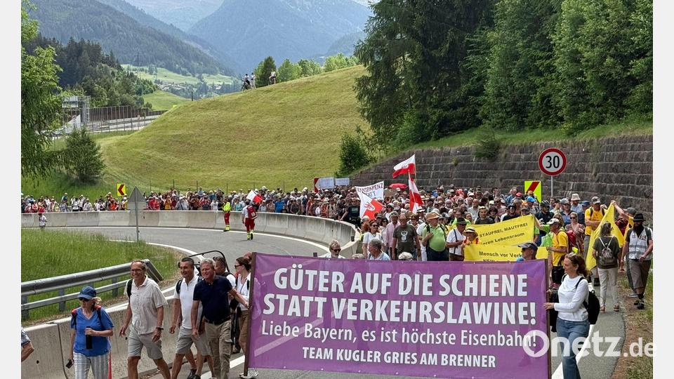 Menschen reisten mit Bahn und Fahrrädern zu dem Protest an. Bild: Matthias Röder/dpa