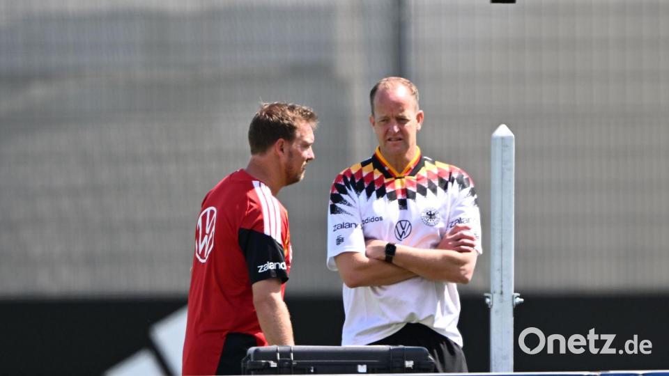 Bundestrainer Julian Nagelsmann (l) mit Teamarzt Jochen Hahne. Bild: Federico Gambarini/dpa