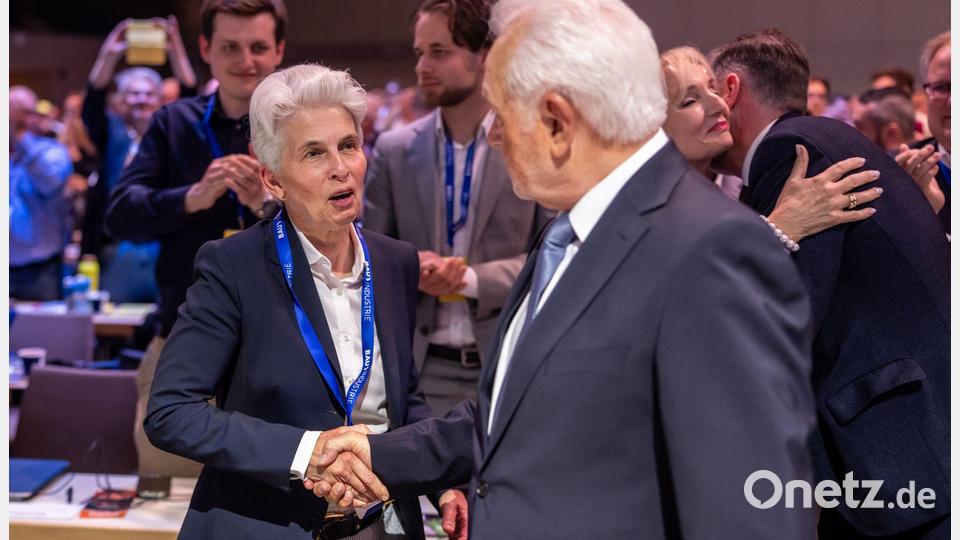Wolfgang Kubicki nimmt nach seiner Wahl zum Parteivorsitzenden der FDP auf dem Bundesparteitag in Berlin die Gratulation von Marie-Agnes Strack-Zimmermann entgegen. Bild: Michael Kappeler/dpa