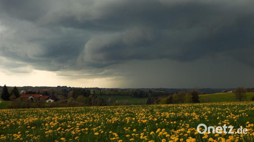 Dunkler Himmel über Bayern: Der Samstag bringt Gewitter. Bild: Alexander Wolf/onw-images/dpa