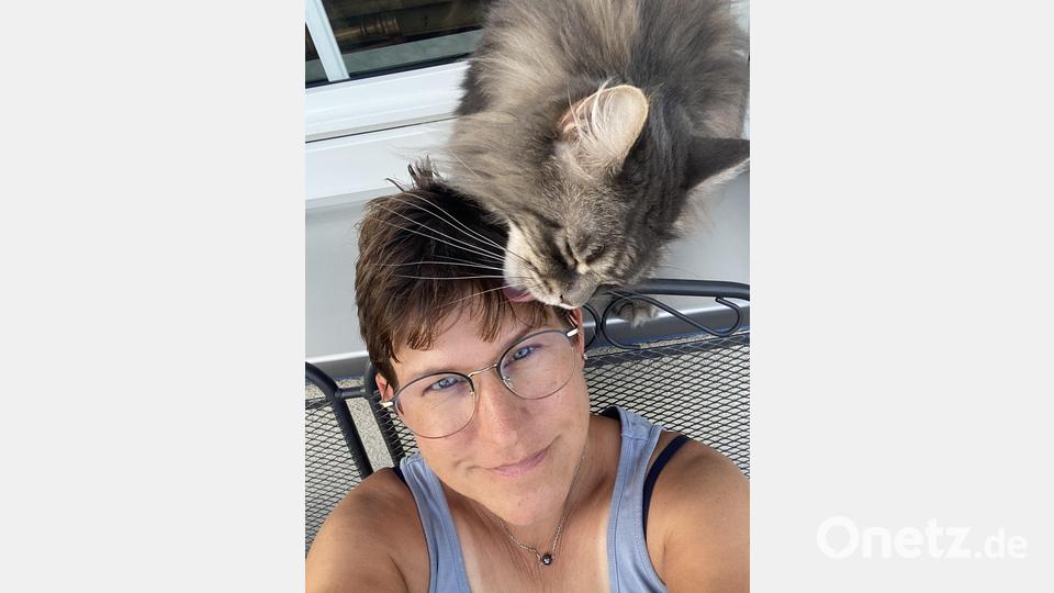 Leserbild: Katzenwäsche von unserer Maine Coon Lulumay 😻 Bild: Helga Funk