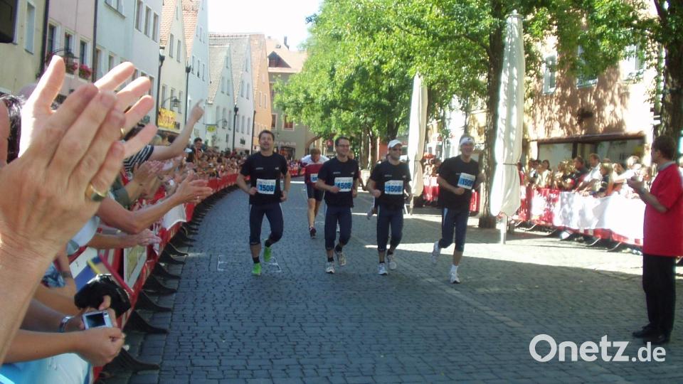 Runner's High in der Weidener Altstadt: Stefan Zaruba (Zweiter von rechts) mit seinen Team- und Arbeitskollegen Hans Schwendner, Uli Piehler und Frank Werner (von links) joggen locker durch das Beifall klatschende Zuschauer-Spalier. Bild: privat