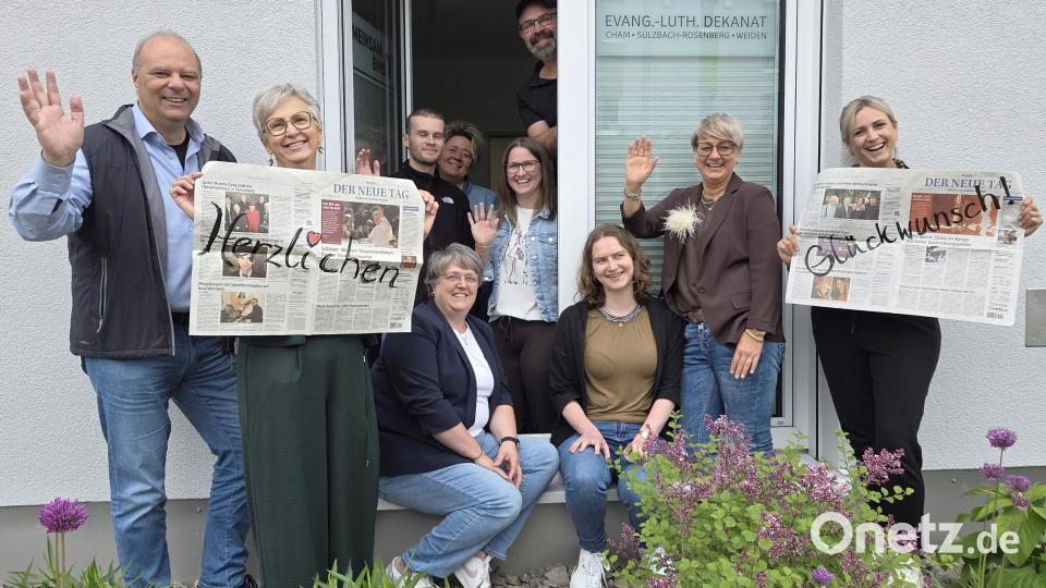 Leserbild: Herzliche Glückwünsche aus dem evangelischen Dekanatsbüro und der evangelischen Verwaltungsstelle! Ein großes DANKESCHÖN für viele Jahre engagierte journalistische Arbeit und den Mut, immer wieder neue Wege zu gehen! Bild: Susanne Götte