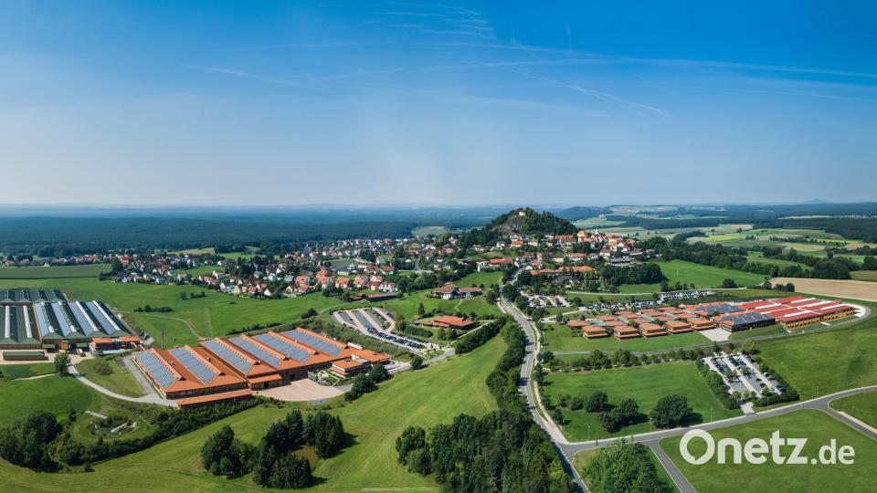 Ein Sinnbild für die Entwicklung der Oberpfalz: Unter dem Parkstein gab es bis in die 1970er Jahre nichts als Wiesen und Felder. Heute bietet der Technolgieführer im Bereich der Lagerlosgistik, Witron, hier Arbeitsplätze für tausende Menschen. Bild: Witron