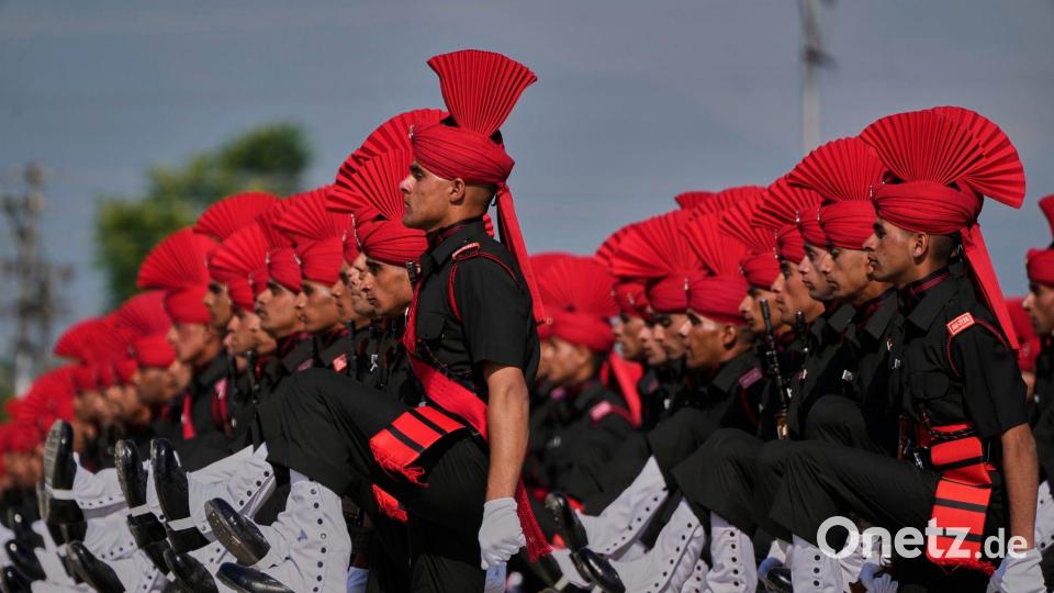 Frisch ausgebildete Soldaten des Regiments „Jammu and Kashmir Light Infantry“ (JKLI) salutieren während einer Abschlussparade in einem Ausbildungszentrum am Stadtrand von Srinagar im indisch kontrollierten Teil Kaschmirs. Bild: Mukhtar Khan/AP/dpa