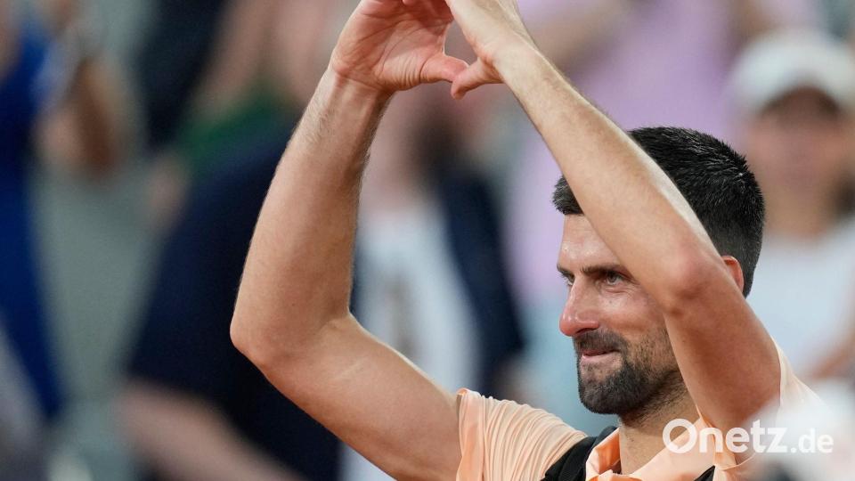 Ein Herzchen für die Fans - war es Novak Djokovics letzter Auftritt in Paris? Bild: Christophe Ena/AP/dpa