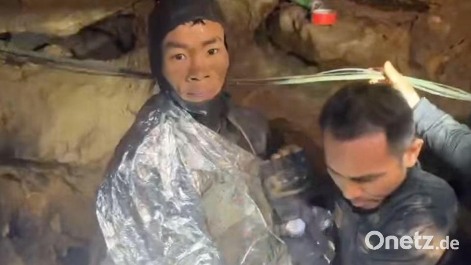 Der erste Goldsucher wurde am Freitagabend geborgen. Bild: -/Metta Tham Rescue Kalasin/AP/dpa