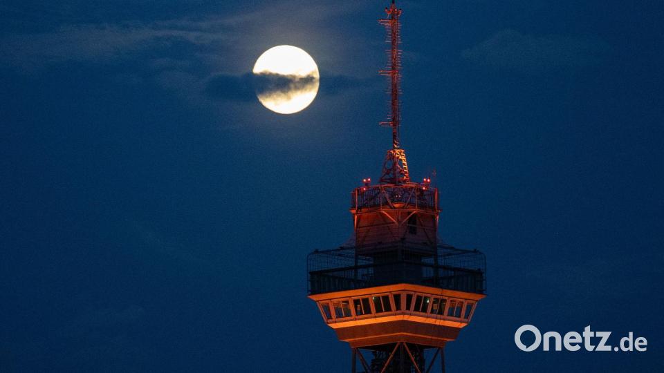 Der Mond steht über dem Berliner Funkturm. Bild: Sebastian Gollnow/dpa