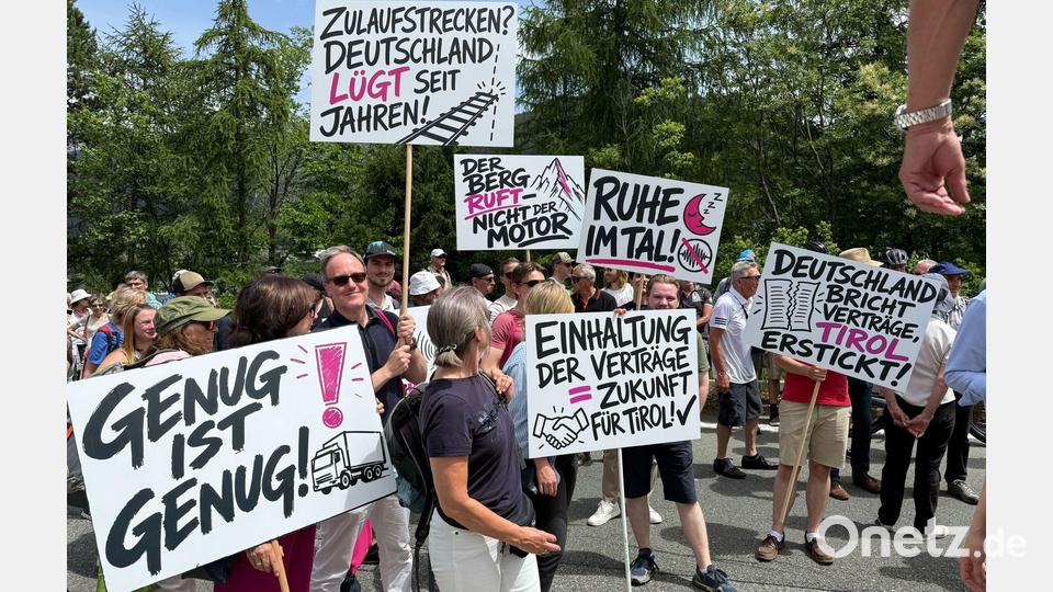 Bei der Demonstration wird auch Kritik an Deutschland geäußert. Bild: Matthias Röder/dpa