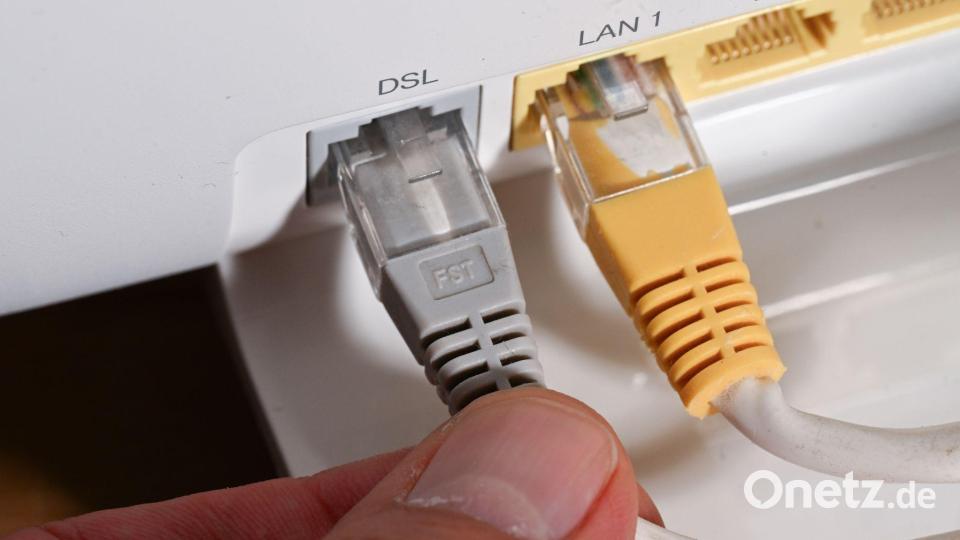 Router mit DSL-Kabel: DSL ist zwar eine alte, aber noch immer dominante Technologie am deutschen Internetmarkt. Bild: Bernd Weißbrod/dpa
