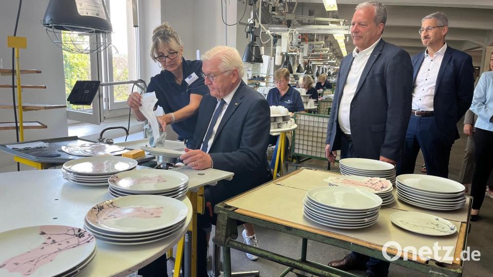 Im Juni 2024 besuchte Bundespräsident Frank-Walter Steinmeier die Firma Seltmann in Weiden und ließ sich unter anderem das Bedrucken von Porzellantellern erklären. Bild: Gabi Schönberger