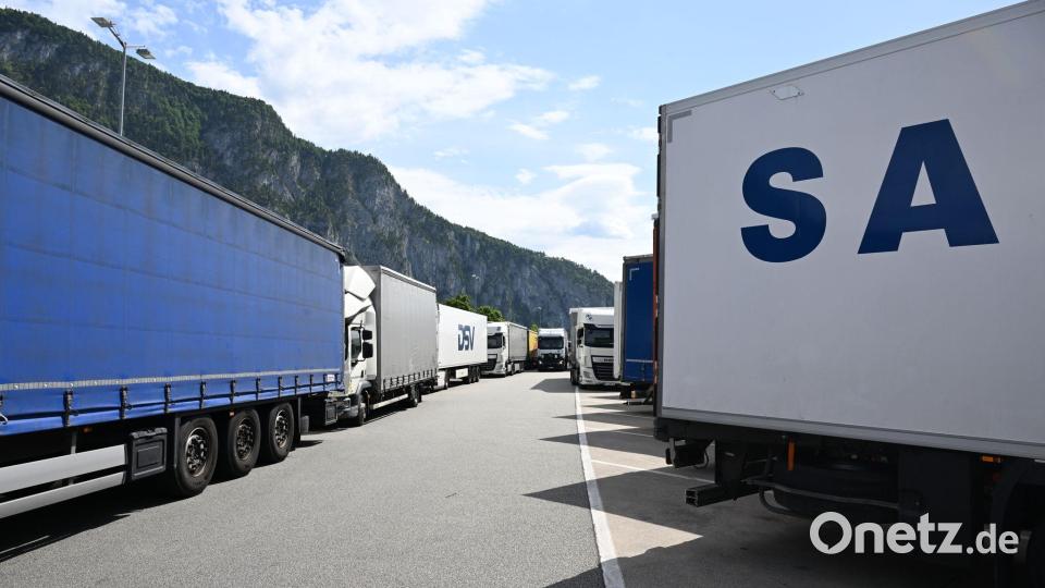 Volle Lkw-Parkplätze an der Autobahn Richtung Tirol. Bild: Felix Hörhager/dpa