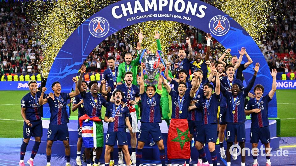 Die Mannschaft von Paris Saint-Germain feiert. Bild: Tom Weller/dpa