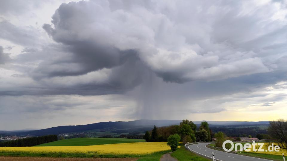 Leserbild: Regenschauer über Boxdorf, Blick von Steinbach aus Bild: Kathrin Schieder