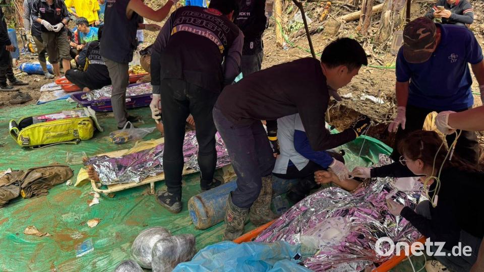 Die Goldsucher wurden auf Tragen abtransportiert. Bild: Uncredited/Association Of Volunteers For Lao People/AP/dpa