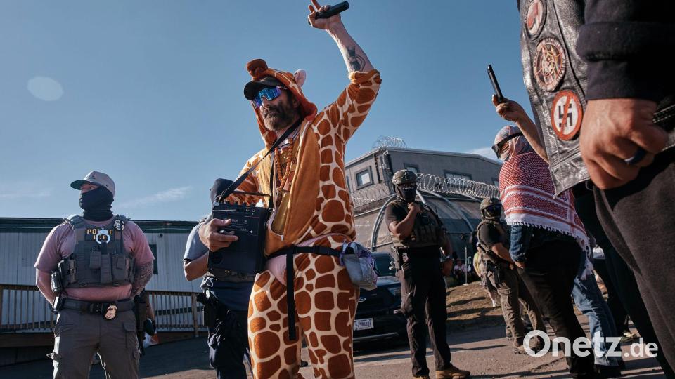 Menschen protestieren vor dem Abschiebezentrun in Newark im US-Bundestaat New Jersey. Bild: Andres Kudacki/AP/dpa