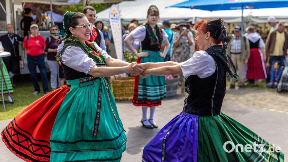 Mitglieder der Folkloretanzgruppe Berlin-Köpenick tanzen in Fläminger Sonntagstracht an der Bühne beim Deutschen Trachtentage in Lübbenau. Bild: Frank Hammerschmidt/dpa