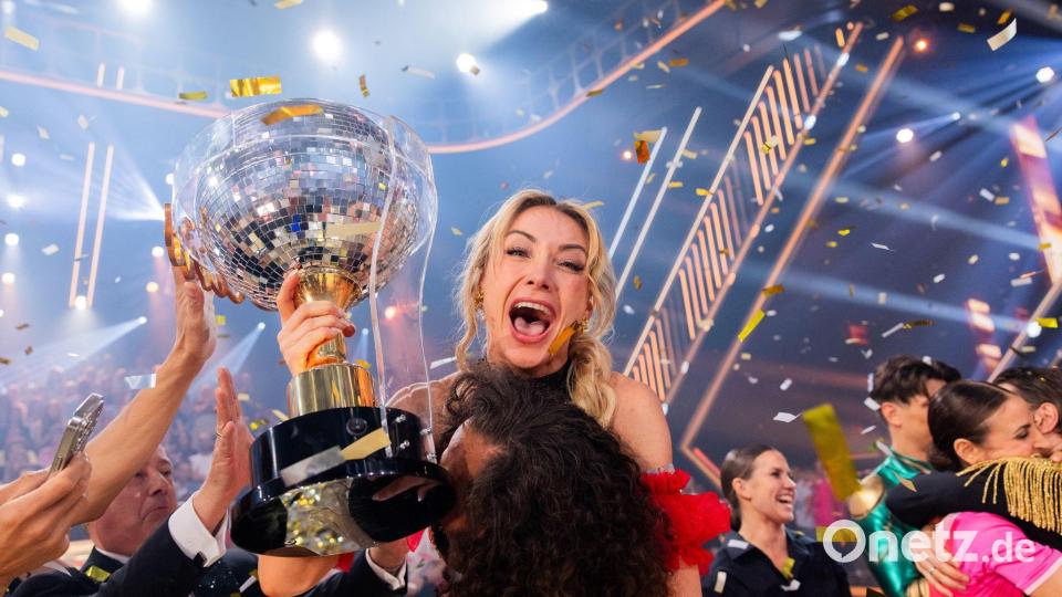 Anna-Carina Woitschack freut sich im Finale der RTL-Tanzshow „Let's Dance“ im Coloneum über den Sieg. Bild: Rolf Vennenbernd/dpa