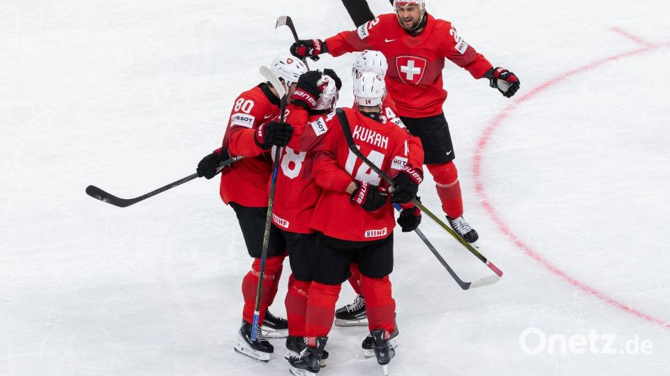 Christoph Bertschy trifft zum 1:0 für die Schweiz im WM-Halbfinale gegen Norwegen. Bild: Cyril Zingaro/KEYSTONE/dpa