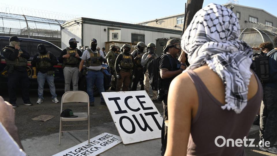 Vor Bundesbeamten der Einwanderungsbehörde ICE haben Demonstrierende ein großes Schild mit der Aufschrift „ICE out“ drapiert. Bild: Anne Pollmann/dpa