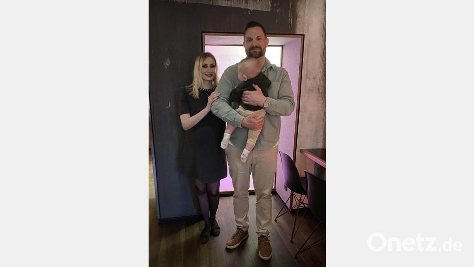 Leserbild: Das Foto ist vom 16. April 2026 – da haben wir den 70. Geburtstag meiner Schwiegermama Irmgard gefeiert. Auf dem Bild seht ihr meinen Partner Stefan, unseren Sohn Leopold und mich mit Babykugel. Ein riesiges Danke an meinen Schwager Michi: Wir hatten eine wunderschöne Zeit bei ihm im Zentral Essen &amp; Trinken in Amberg. Solche Familienmomente sind unglaublich wertvoll und tun so gut! Bild: Evi Lettner
