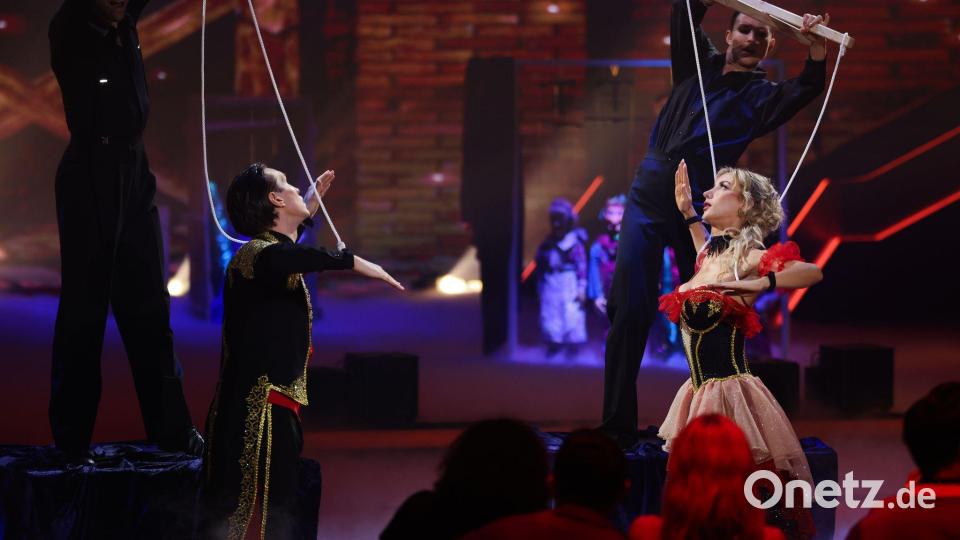 Anna-Carina Woitschack griff in ihrem Abschlusstanz die Puppenspieler-Tradition ihrer Familie auf. Bild: Rolf Vennenbernd/dpa
