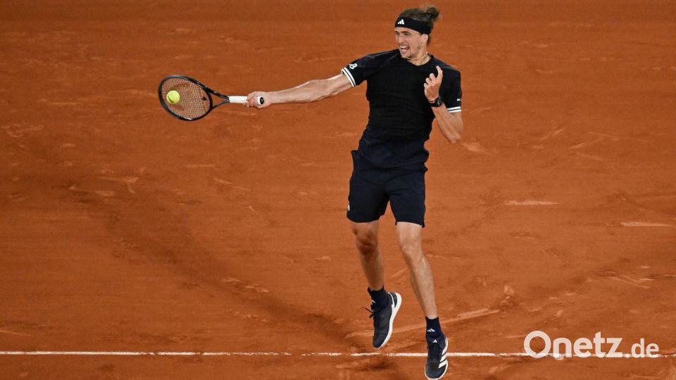 Alexander Zverev schlägt sich ins Achtelfinale der French Open durch. Bild: Emma Da Silva/AP/dpa