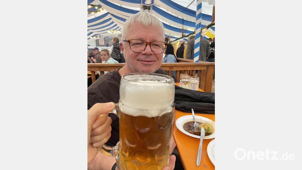 Leserbild: Josef "Bebbo" Schuller auf der Dult in Amberg. Bild: Phuangphet Schuller