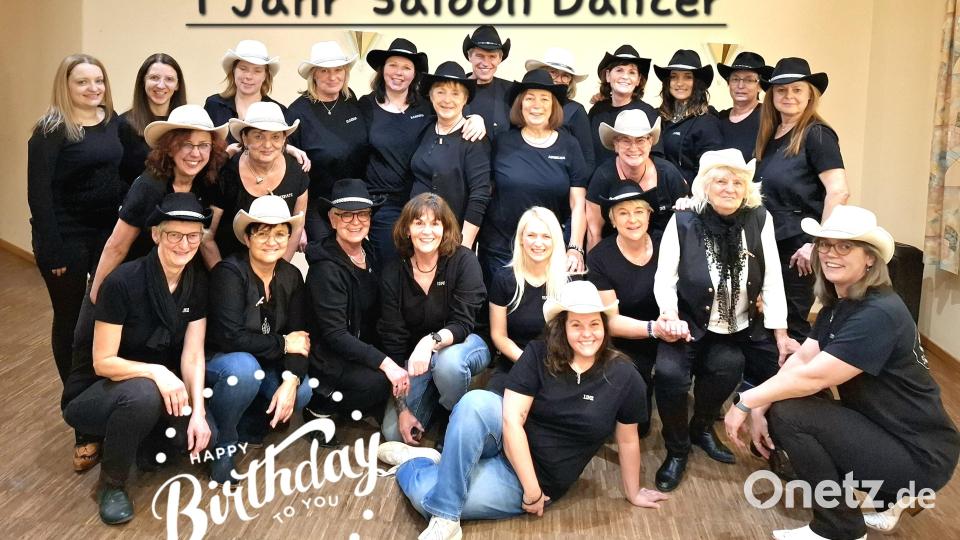 Leserbild: Die Saloon Dancer feiern ihren 1. Geburtstag im Januar 2026. Wir bringen im Line Dance frischen Wind auf die Tanzflächen und stehen mit Ideen, Engagement und Leidenschaft für unser gemeinsames Hobby. Wir gestalten für uns und unsere Zuschauer unvergessene Augenblicke. Bild: Kerstin Jelonek