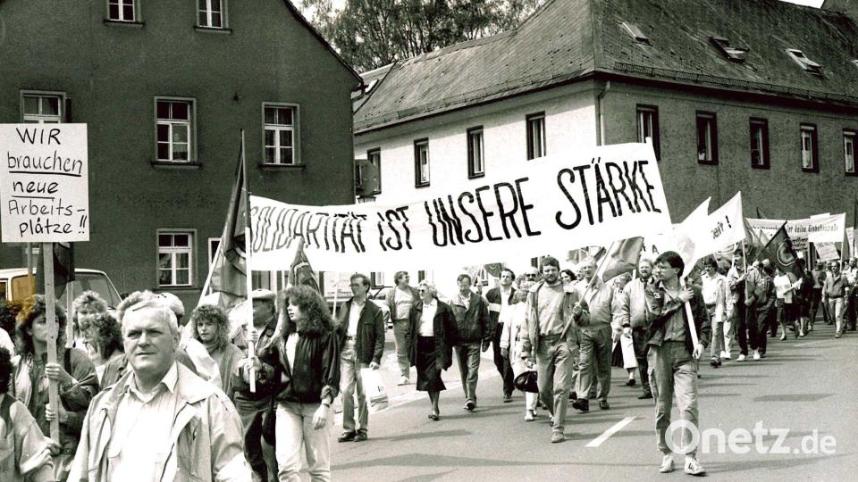 1992 demonstrierten die Porzelliner in Tirschenreuth für den Erhalt ihrer Arbeitsplätze. Es half nichts. 1994 wurde das Werk geschlossen. Archivbild: ws