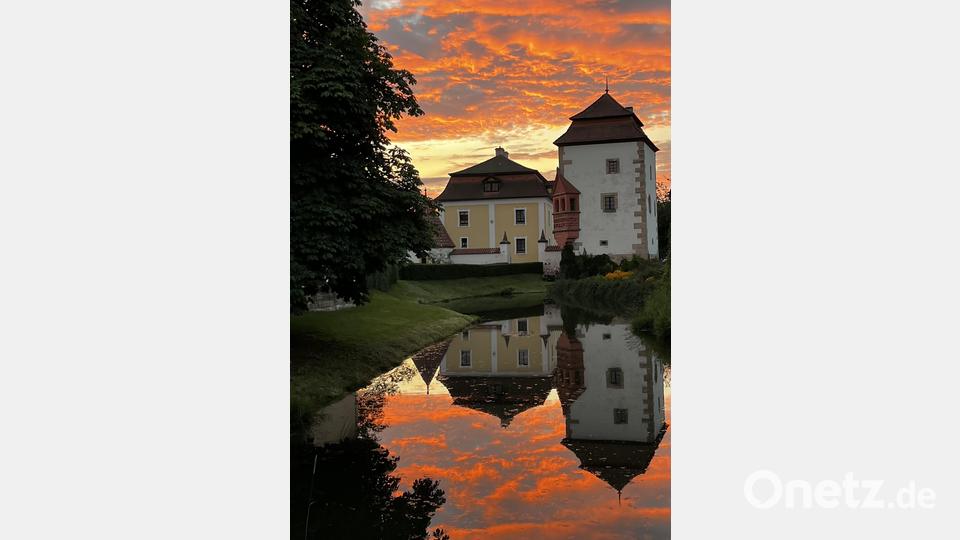 Leserbild: Das Schloss in Dießfurt bei Sonnenuntergang mit Spiegelung im Schlossweiher. Bild: Alfred Schwindl