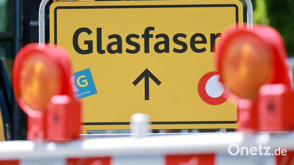 Ein Glasfaser-Schild der Vodafone-Tochter OXG an einer Baustelle. Bild: Michael Reichel/dpa