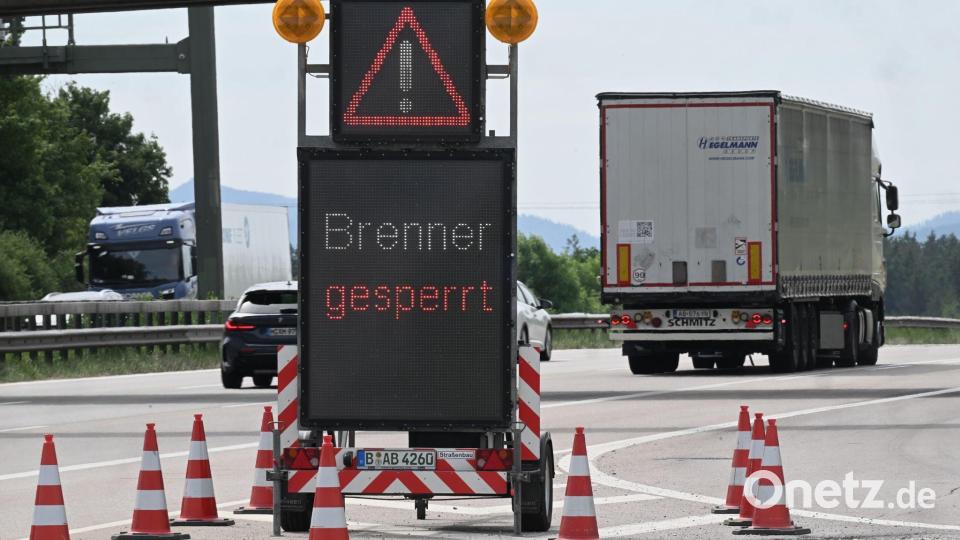 Lastwagen mussten an der Grenze umdrehen. Bild: Felix Hörhager/dpa