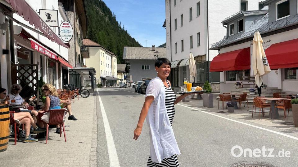 Ungewohnte Szenerie am Brenner: Café-Gäste konnten stressfrei auf der anderen Straßenseite bedient werden. Bild: Matthias Röder/dpa