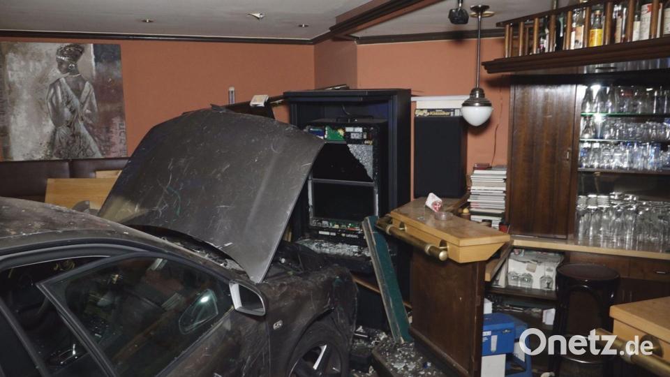 Ein PKW steht nach einem Unfall vor einer Kneipen-Bar. Bild: -/Nord-West-Media TV /dpa