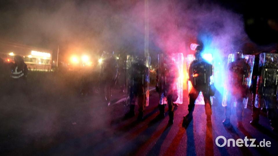 Polizisten wehren sich gegen ICE-Demonstranten. Bild: Angelina Katsanis/AP/dpa