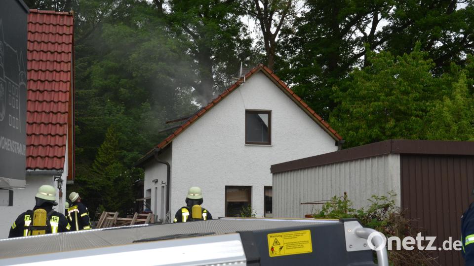 Starke Rauchentwicklung in einem Nebengebäude in Altenstadt bei Vohenstrauß führte zu einem Großeinsatz der Feuerwehr. Bild: Elisabeth Dobmayer