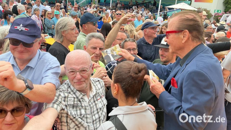 Michael Holm verteilt Autogramme an seine vielen Fans. Bild: Kunz