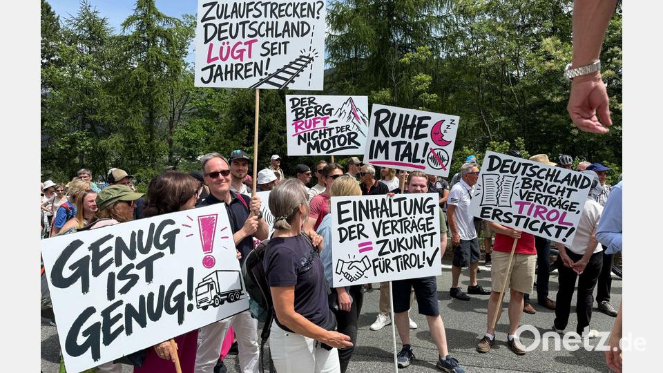 Bei der Demonstration wird auch Kritik an Deutschland geäußert. Bild: Matthias Röder/dpa