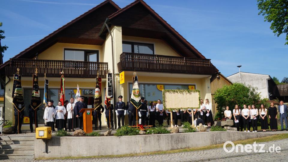 Nach dem Einholen der Festbraut, der Festdamen sowie der Patenvereine fanden ein Standkonzert und eine Totenehrung statt. Bild: wel