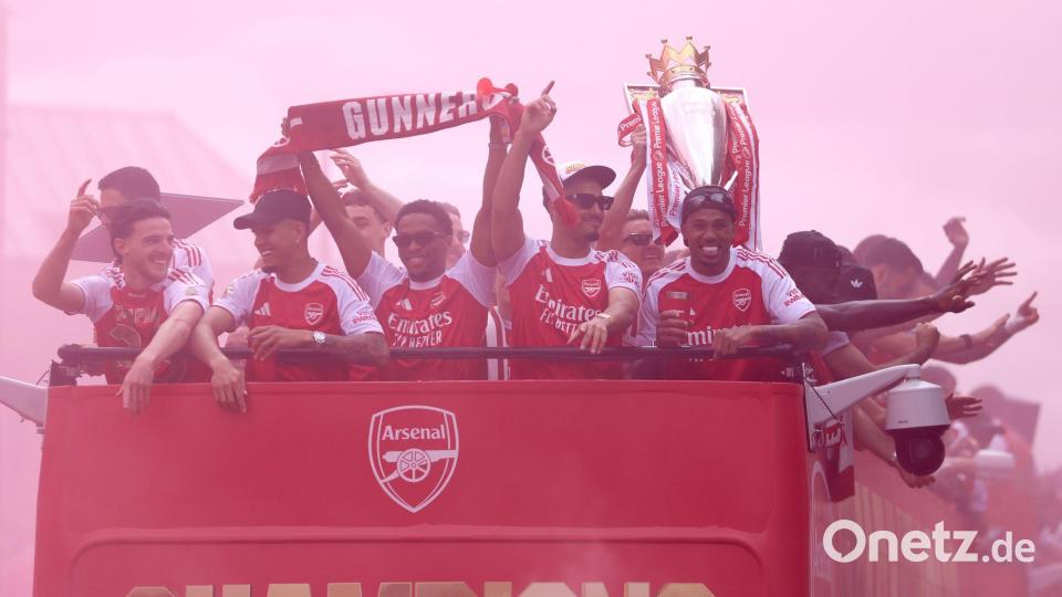 Die Spieler des FC Arsenal genießen den Trubel. Bild: Steven Paston/PA Wire/dpa