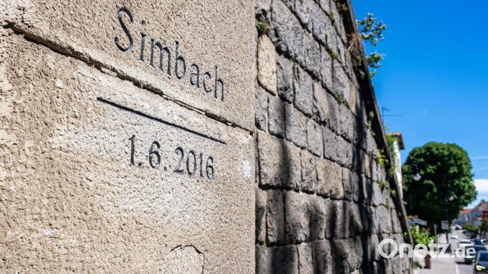 An einer Wand erinnert die Aufschrift „Simbach - 1.6.2016“ an die Katastrophe. Bild: Armin Weigel/dpa
