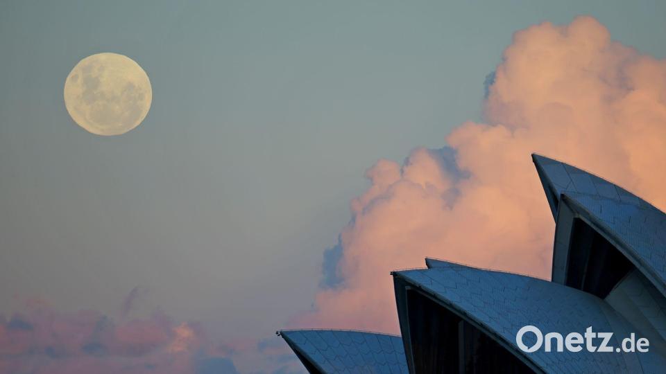 Ein blauer Mond ist über dem Opernhaus in Sydney zu sehen. Ein zweiter Vollmond in einem Monat wird als „Blue Moon“ bezeichnet. Bild: Gong Bing/XinHua/dpa