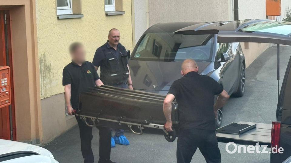 Ein Sarg wir aus dem Haus getragen - ein 31-jähriger Mann wurde dort getötet. Bild: N5 DESK/NEWS5/dpa