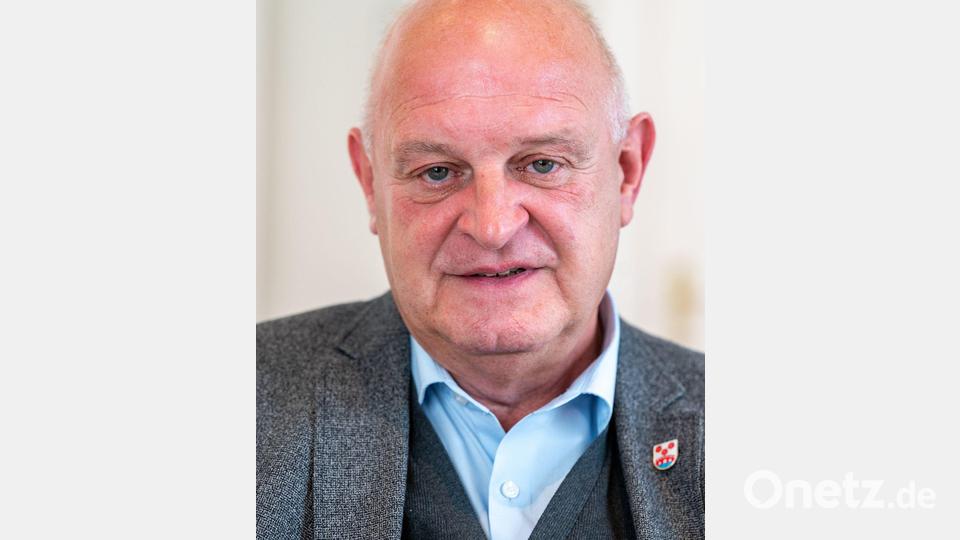 Klaus Schmid, Bürgermeister von Simbach am Inn, hat bis heute ein ungutes Gefühl, wenn Gewitter aufziehen. (Archivbild) Bild: Armin Weigel/dpa